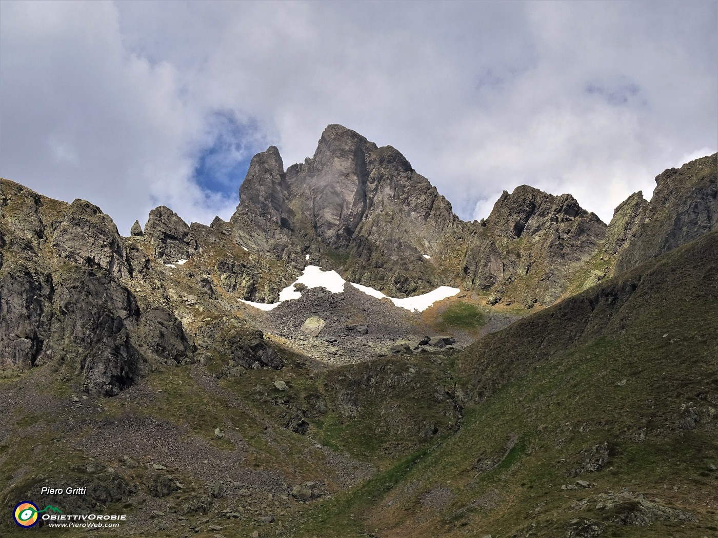 48 Un gran bel Valletto (2372 m) baciato anche se per poco dfal sole.JPG